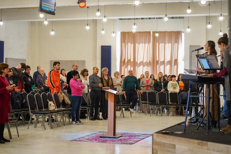 Comunitatea adunată la închinare