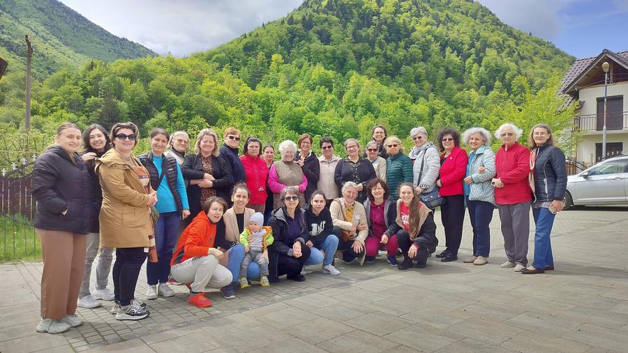 Grup de femei din biserică la o ieșire